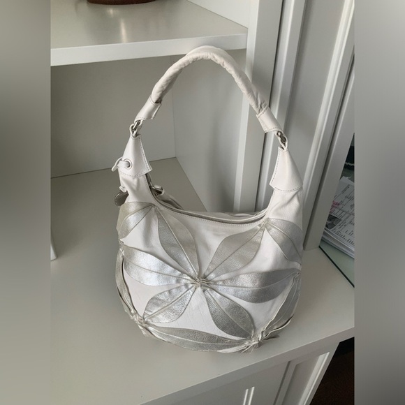 Vintage STUART WEITZMAN Dalia Flower Hobo Leather White Silver Shoulder Purse - Picture 2 of 16